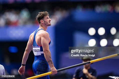 Pole Vaulter Anthony Ammirati Looks Jacked in Shirtless Training。